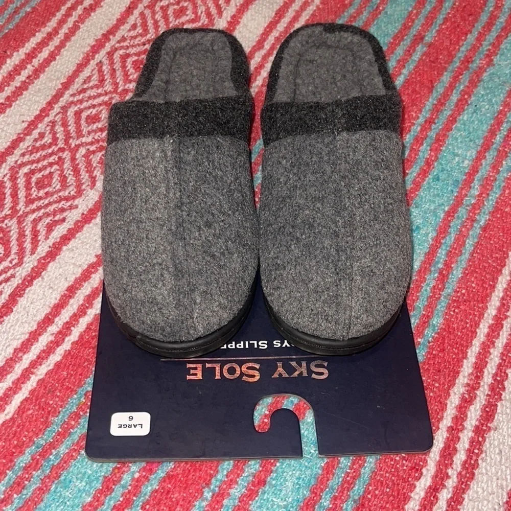 Brand New Never Used Sky Sole boys slippers size large 6